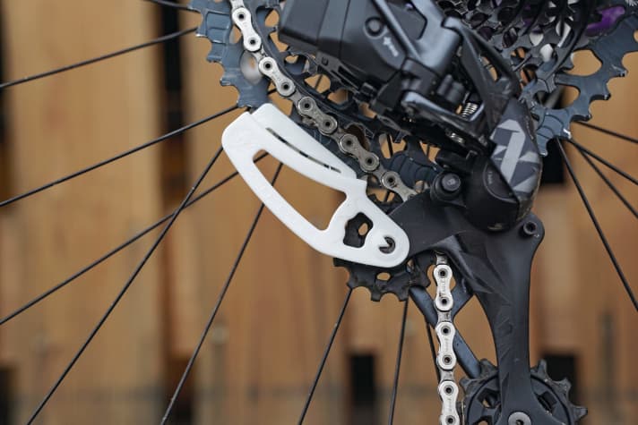   Besonderheit: Bei der 1x12-Eagle-Variante der Sram Schaltung wird eine Lehre für die exakte Einstellung der Umschlingung (s.o.) benötigt.