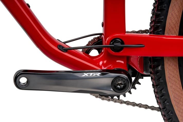   The clamping of the cables on the main bearing can also rotate when the rear triangle compresses. Simplon has a patent on this solution.