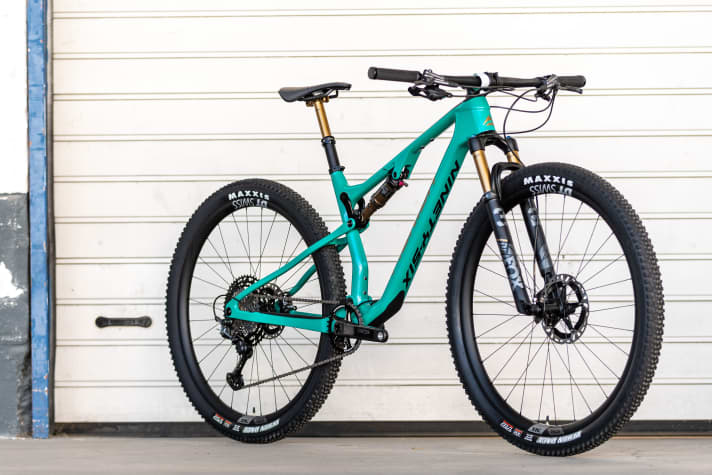   The front is flatter and longer, the seat angle steeper. The Ninety-Six is therefore equipped for modern cross-country race tracks.