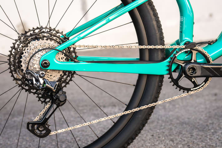   A striking feature next to the elegant XTR-Race-Face-Next combination: no more articulation around the rear dropout. Flexible seat stays take over this task.