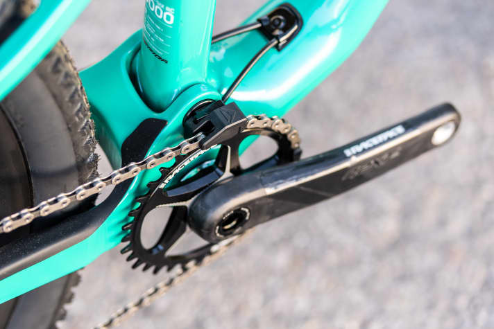   The chain guide shows: Merida is serious about downhill fun. Incidentally, the bike can fit tyres up to 2.3 inches wide and the frame is even said to have passed the 140 kg E-MTB test standard in the laboratory. So it could also be a tip for heavy riders.