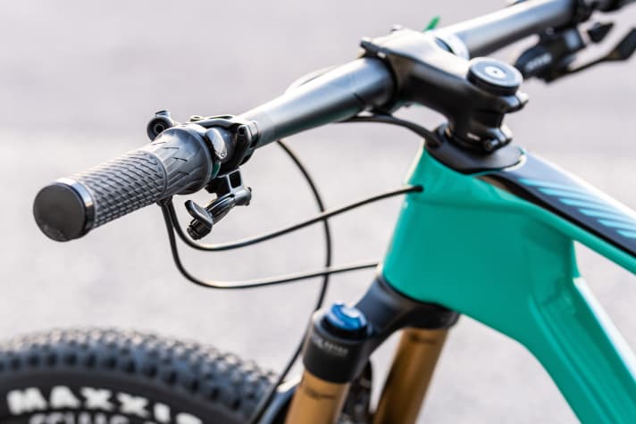   Per Twist-Lock lässt sich das Fahrwerk wortwörtlich im Handumdrehen blockieren. Dafür hat man dann unter dem Lenker noch Platz für einen ergonomischen Daumenhebel für die Vario-Stütze.