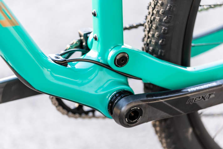   The cables run neatly into the rear triangle. The bolted bottom bracket is in favour of durability and can be replaced quickly in case of doubt. Chic detail: Ninety Six lettering on the bearing cover.