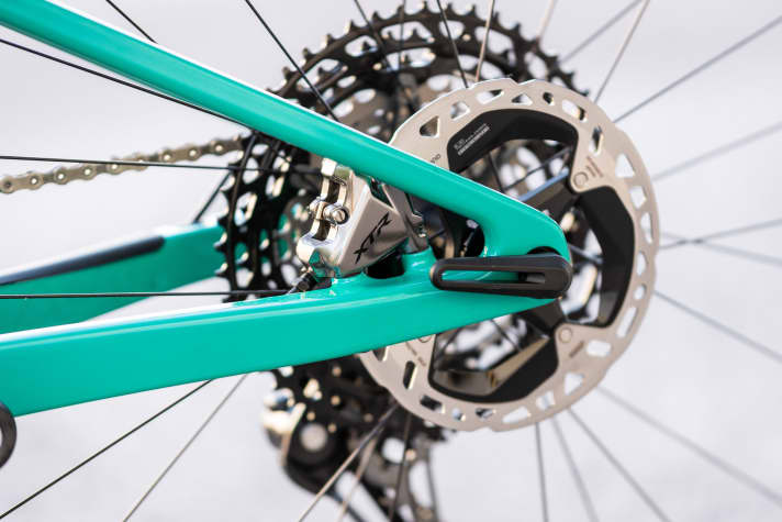   The brake calliper sits between the struts. There is no Horst link, this task is performed by the flexing seat stays.