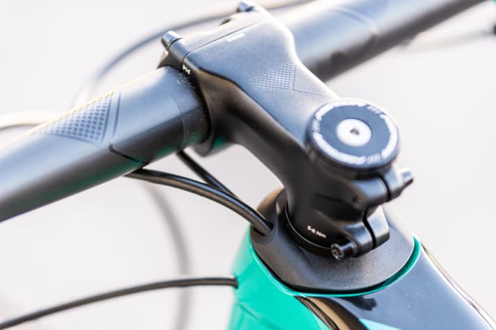   Some of the cables run directly into the headset. Thanks to the wide end cap, the stem can still be lowered completely without colliding with the cables.