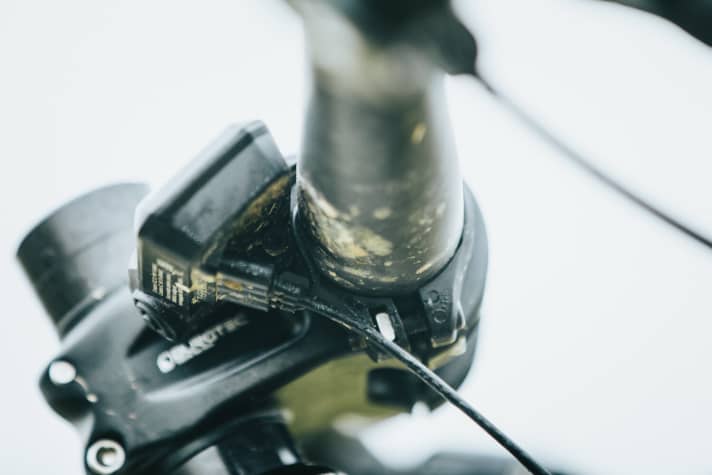   Wie Sie sehen, sehen Sie nichts. Das Kabel vom Remote-Hebel zum Display verläuft im hauseigenen Carbon-Lenker.