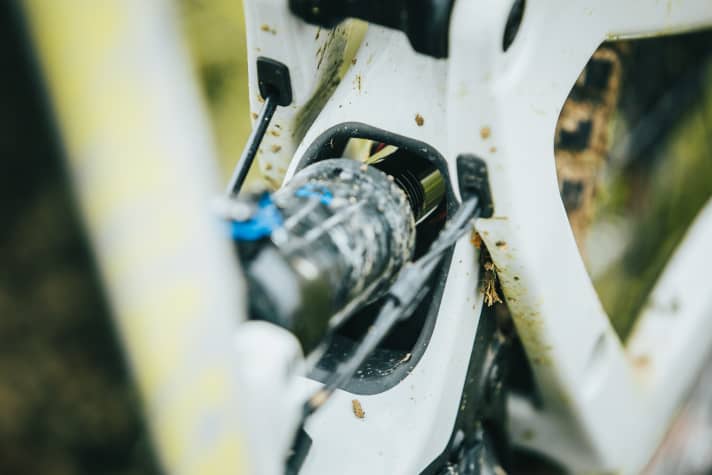   As with all Santa Cruz frames, the shock sits low in the frame and is routed through an oval in the seat tube. This makes tuning the negative travel (SAG) a Mikado exercise. Have fun fishing for the rubber ring! Admittedly: Not a daily ritual in everyday use. So no reason to get excited.