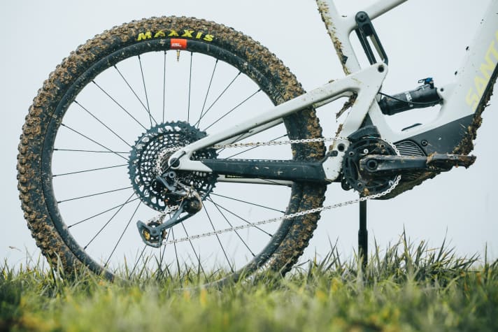   The tried and tested remains. The VPP rear triangle frees up 140 millimetres in the Heckler MX. The full carbon frame remains untouched compared to 2020.