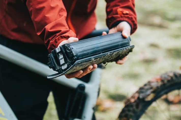   500 Wattstunden müssen für Heckler-Piloten reichen. Es sei denn, man packt sich einen der verhältnismäßig kleinen und leichten Akkus (3080 Gramm inkl. Abdeckung) in den Rucksack. Für diesen Einsatzzweck ist das fest verschraubte Carbon-Cover suboptimal.