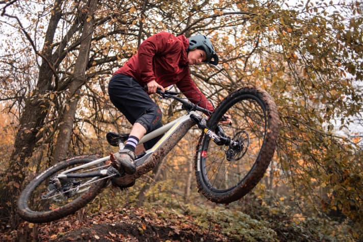   This much we can reveal: Despite the moderate suspension travel, the Heckler MX is not content with gentle forest tracks. Trails are its metier. Even with a little air resistance.