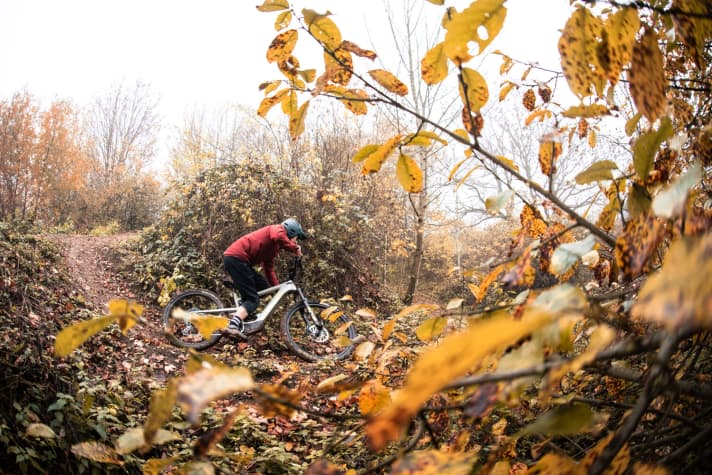   Auch aus der Hintertor-Perspektive macht das Heckler MX eine gute Figur. Ab um die Kurve – eine der Lieblingsbeschäftigungen des kalifornischen Trail-Flitzers. Unsere ausführliche Analyse zu den Fahreigenschaften gibt's ab sofort in der EMTB-Ausgabe 6/20.