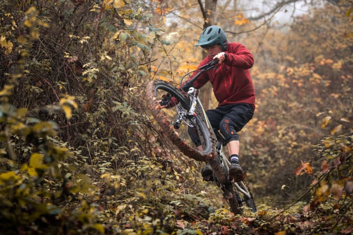   Unterwegs auf dem Heckler MX. Wir konnten das neue, superleichte Modell schon ausführlich testen. Und zwar dort, wo es sich am wohlsten fühlt: auf abwechslungsreichen Trails.