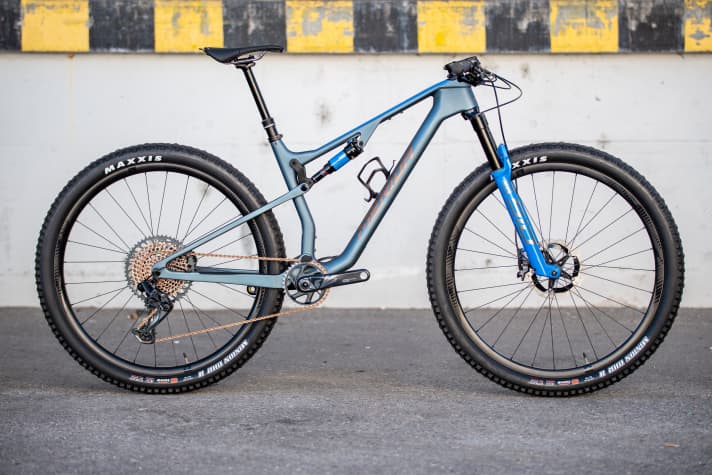   Also stylish: the upgraded version of the Ninety-Six with a longer SID fork with 120 millimetres of travel. The rear end retains 100 millimetres of travel, while the steering angle and seat angle are slightly slacker and the reach is slightly shorter. Unfortunately, the lightweight touring bike is not available in Europe for the time being. Maybe next year.