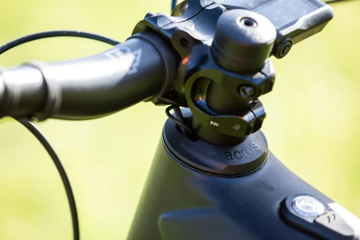   Due to the integration, the stem cannot be mounted without spacers, otherwise the cables would kink.  