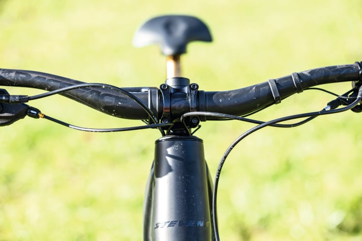   Down through the headset: All cables and lines run through the headset into the inside of the carbon frame.