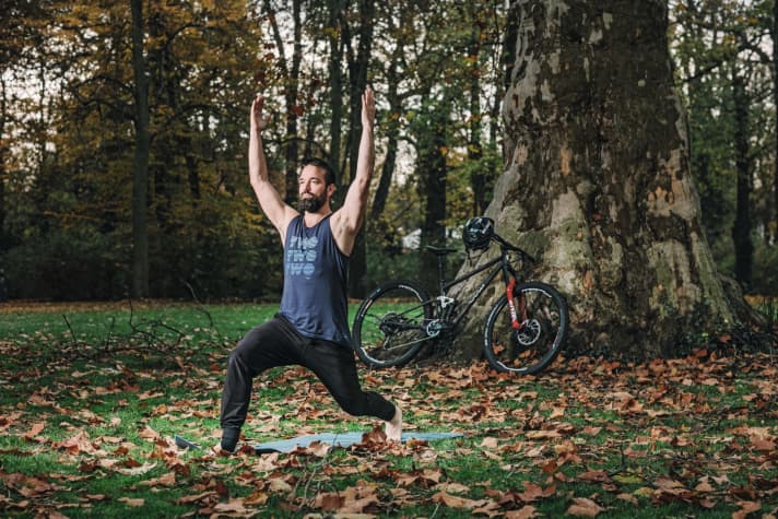 Im Gleichgewicht: Ex-Freerider Timo Pritzel zeigt, wie sich Biker im Winter entspannt fithalten können. Ab Seite 66 – in BIKE 1/2021