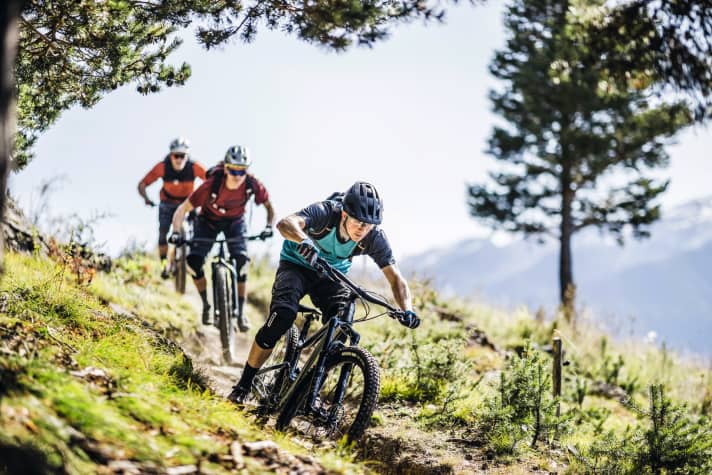 Vollgefedert und fahrfertig für weniger als 3000 Euro. Wie viel All-Mountain-Fahrspaß bieten unsere acht preiswerten Testkandidaten? Ab Seite 36