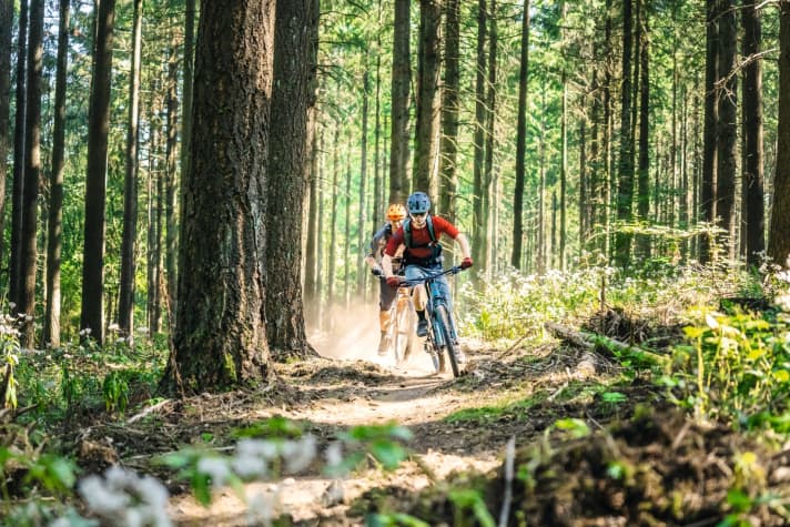   Man sieht es fast nicht, aber man spürt es beim Fahren: Den Trail-Kurven entlang der Grüne Hölle Nr. 9 wurde mit der Schaufel noch ein bisschen mehr Spaß draufgeschippt.