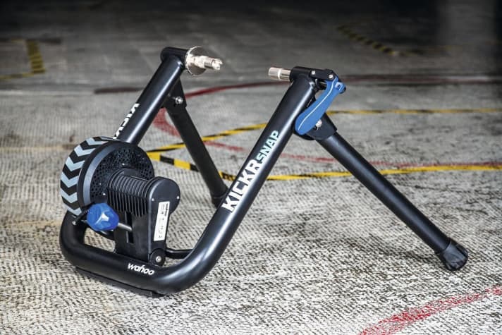   <a href="https://www.awin1.com/cread.php?awinmid=11768&awinaffid=471469&clickref=B+Wahoo+Kickr+Snap+Trainer&ued=https%3A%2F%2Fwww.rosebikes.de%2Fwahoo-fitness-kickr-snap-rollentrainer-2664685" target="_blank" rel="noopener noreferrer nofollow">Wahoo Kickr Snap</a> *, 500 euros. Best driving experience in its class. Accuracy depends on the correct contact pressure.