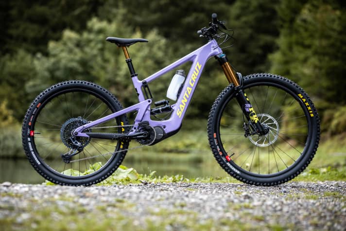   Herzstück des Bullits ist der edle Vollcarbonrahmen mit VPP-Hinterbau. Wir zeigen das <a href="https://www.awin1.com/cread.php?awinmid=13793&awinaffid=471469&clickref=EMTB+Santa+Cruz+Bullit+X01+Reserve+&ued=https%3A%2F%2Fwww.liquid-life.de%2Fsanta-cruz-bullit-cc-x01-air-mx-rsv-gloss-lavender-and-yellow.html" target="_blank" rel="noopener noreferrer nofollow">Topmodell Bullit X01 Reserve</a> * für 11699 Euro.