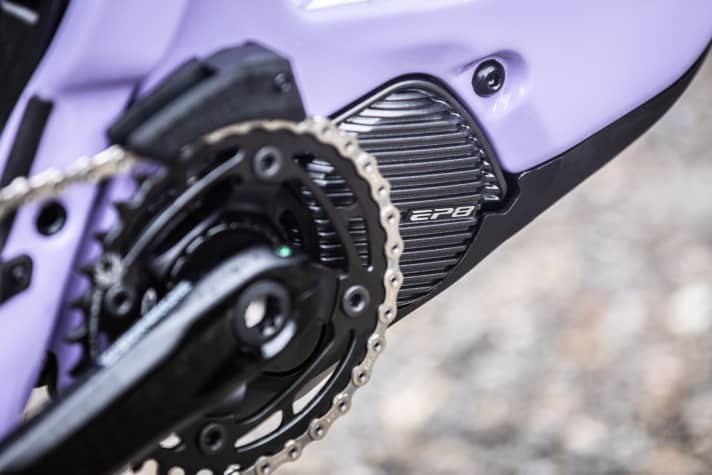   Small but powerful! The bottom bracket houses the 85 Newton metre EP8 motor from Shimano. The slim design saves almost 300 grams compared to the Bosch and Brose models.