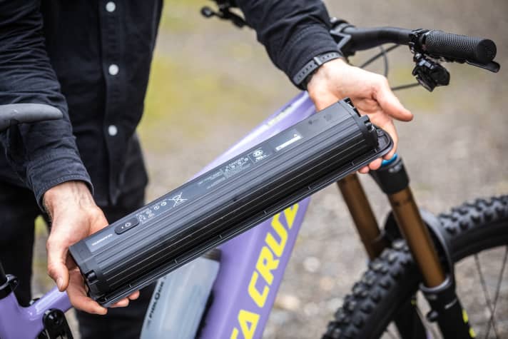   The Intube battery from Shimano delivers 630 watt hours. The cover is firmly bolted to the battery. Thanks to the rubber lip on the edge of the cover, the battery fits seamlessly into the down tube even with different gap dimensions.
