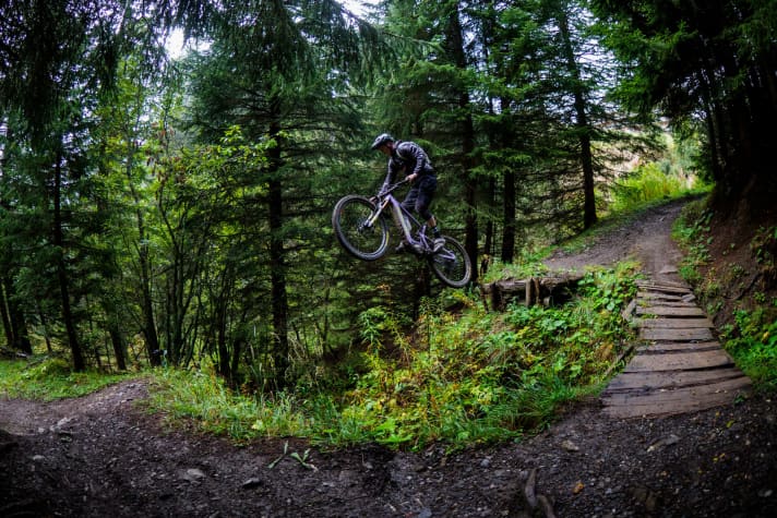   Wir konnten das Bullit bereits ausgiebig testen. Unser erster Eindruck: Potent ohne Ende, souverän und nicht aus der Ruhe zu bringen. Dieses E-Enduro setzt im Dowhill neue Maßstäbe. Doch wie schlägt sich der Bolide auf verwinkelten Singeltrails ohne Highspeed-Passagen oder gar im Uphill? Vorab: Die Antwort hat selbst unsere EMTB-Testcrew überrascht. Den ausführlichen Fahrbericht mit allen Labordaten gibt's in EMTB 6/2020.