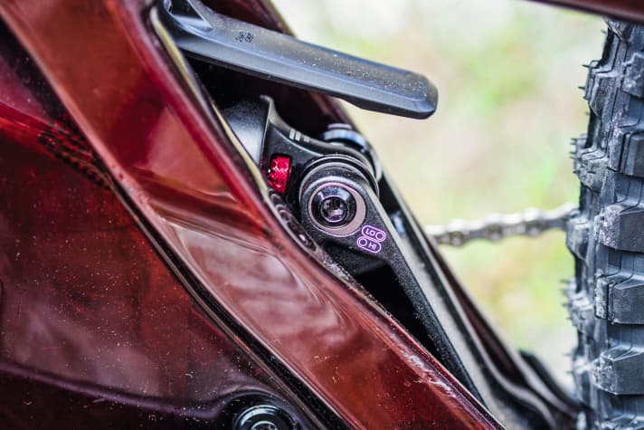   The geometry can be changed minimally via the flip chip. Santa Cruz speaks of a steering angle of 0.3 degrees.