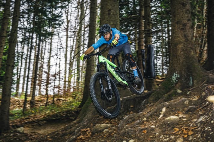 News 2021: Canyon</a> celebrates a revival with the new <a href="https://www.bike-magazin.de/mtb_news/mtb_neuheiten/canyon-spectral-cf-2021-neu" target="_blank" rel="noopener noreferrer nofollow">Spectral</a>. Even though the new Spectral 29 (photo) looks very similar to the 27.5 mm bike, much more than just the size of the wheels has been adapted. Also: the new edition of the Santa Cruz Nomad freerider and the Ghost Riot, which has also been revitalised, in three versions from trail to enduro.