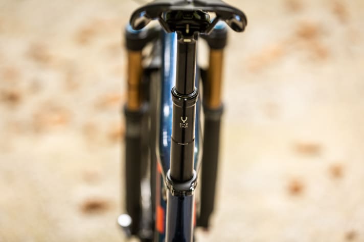   The dropper post provides 80 millimetres of travel. Unfortunately, it is only fitted as standard on the Lynx LT. However, it can be retrofitted to the race bikes.