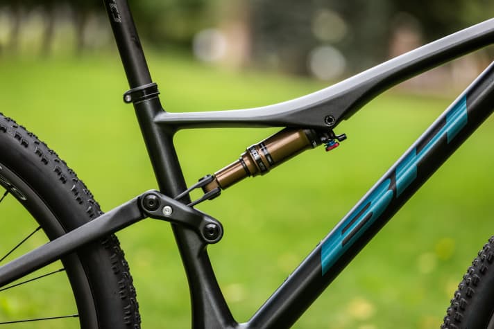   The shock rocker is now fixed to the seat tube and no longer to the top tube. The frame has also been significantly redesigned in other respects, which has also done it good visually.