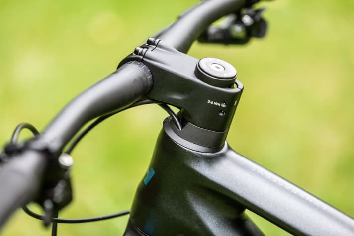   The cables disappear neatly into the headset. You probably won't be able to lower the stem any further, but the stack of the new Lynx is relatively low anyway.