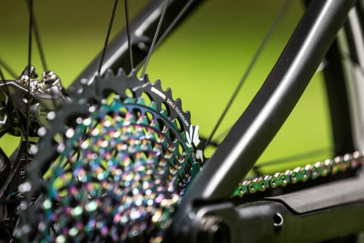   The electronic AXS Eagle on the top model. Looks stylish, but drives up the price. The model with XTR components costs 1000 euros less.