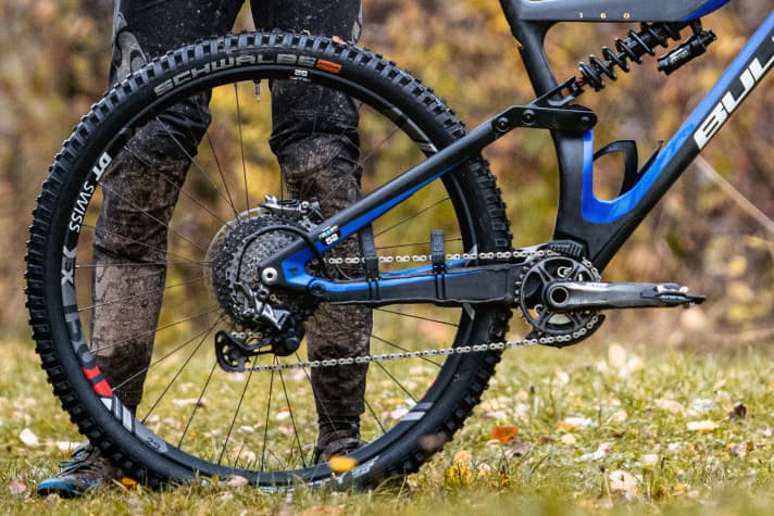   A chainstay protector developed by bike legend Chris Kovarik keeps the chain in check on Textor's bike.