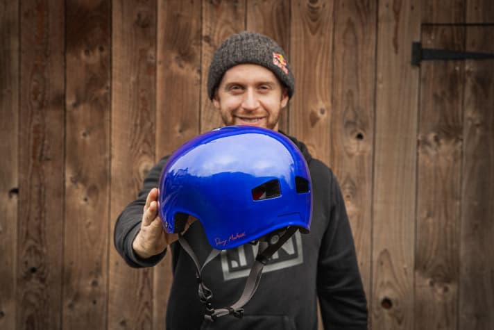   Endura vereint den coolen Pisspot-Look mit der Passform eines MTB-Helms. Die "Danny MacAskill Signature Edition" gibt es nur in blau.