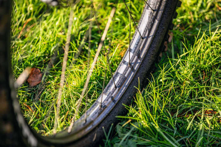   The Zipp rims on the Kona are said to be particularly flexible and therefore impact-resistant thanks to their flat design.