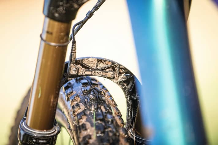   Acceleration sensors on the fork and rear triangle of the Giant provide the necessary input for the control centre mounted under the top tube.