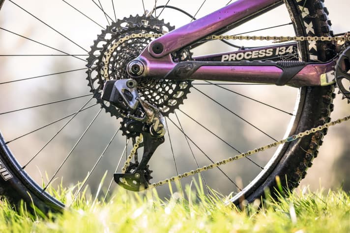   Sram's electronic AXS Eagle drivetrain transmits the shifting signal wirelessly. However, the Kona also offers the option of installing conventional shifters with a shift cable.