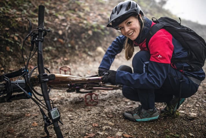   Female charms: Do women need special bikes? Scott and Liv say yes. The Scott Contessa Genius and the Liv Intrigue are here to prove it.