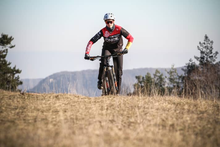  Neben ruhigen, längeren MTB-Touren trainiert Nina Hoffmann im Winter auch auf der Rolle, geht Laufen und feilt mit alternativem Ausdauertraining an ihrer Grundlagenausdauer.