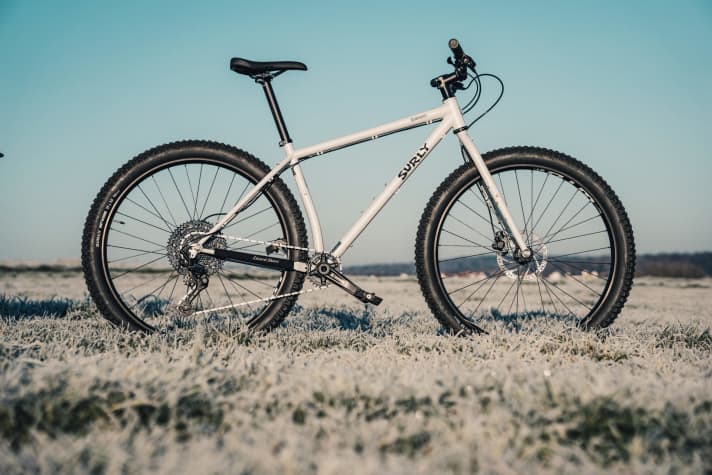   Keine Federgabel, kein Dämpfer, kein Schnickschnack. Dafür Rahmen und Gabel aus zähem Stahl, dazu Plus-Reifen. Das Surly Krampus qualifiziert sich für den Einsatz als Winter-Bike.