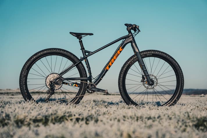   Variant with aluminium and carbon: The price of the Trek 1120 of 2924 euros goes beyond the scope of a cheap winter alternative. Nevertheless, we requested the bike because we don't automatically want to put reduced, robust concepts without a suspension fork in the cheap category.