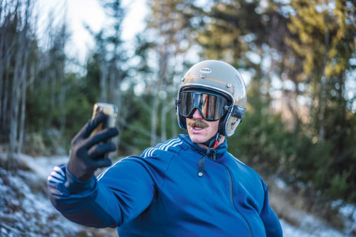   Selfie für die Fans: Uncle Ray findet sich geil. Auch wir finden Ray geil. Denn er ist geil! Der Texaner hat’s drauf. Wir geben allen einen aus, der den Uncle versägt – bergauf oder bergab!