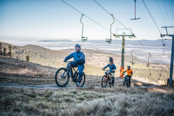   Lift aus – na und? Wir schnurren in der Lifttrasse easy nach oben und sind schneller als der alte Sessel von 1967. Übrigens, der Geißkopf kriegt jetzt 6er-Sessel. Der braucht nur quicke vier statt zwölf Minuten nach oben.
