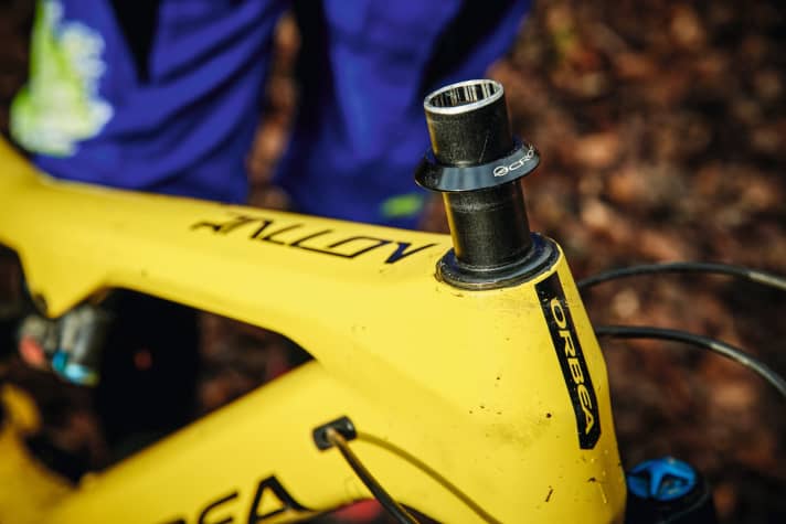   Nervige Knackgeräusche an der Front müssen nicht immer vom Steuersatz ausgehen. Auch der Gabelschaft oder das Cockpit können die Ursachen dafür sein.