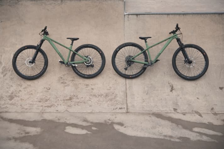   Wheel size mix: The small sizes of the Stoic roll on 27.5-inch wheels (left), from size M upwards, 29-inch wheels are fitted to the aluminium hardtails.