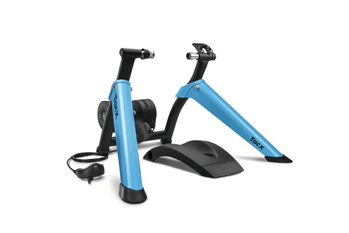 Den Tacx Boost Rollentrainer kann man in Kombination mit einem Geschwindigkeitssensor auch mit smarter Software nutzen.