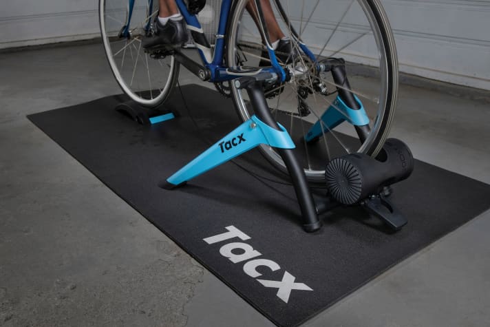The model name is confusing at first: the Tacx Boost fits road bikes with 130 and mountain bikes with 135 millimetre wide rear triangles. If your bike is wider at the rear, you can order suitable adapters.
