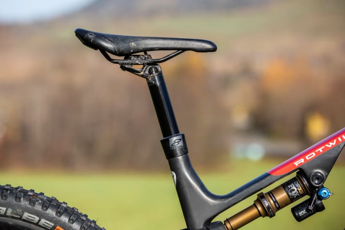  Der Setback der Sattelstütze flacht den effektiven Sitzwinkel um fast zwei Grad ab, dadurch wandert das Gewicht im Uphill zu weit nach hinten. Ein klassischer Stützenkopf würde Abhilfe schaffen.