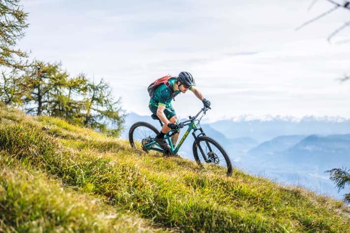 Easy over all mountains and safe downhill: How much all-rounder can you expect for 4000 euros? Eight trail bikes in the test. Page 28